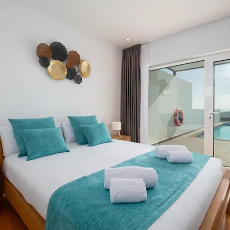 Villa Ereza Royal Family Hoopoe 116 *